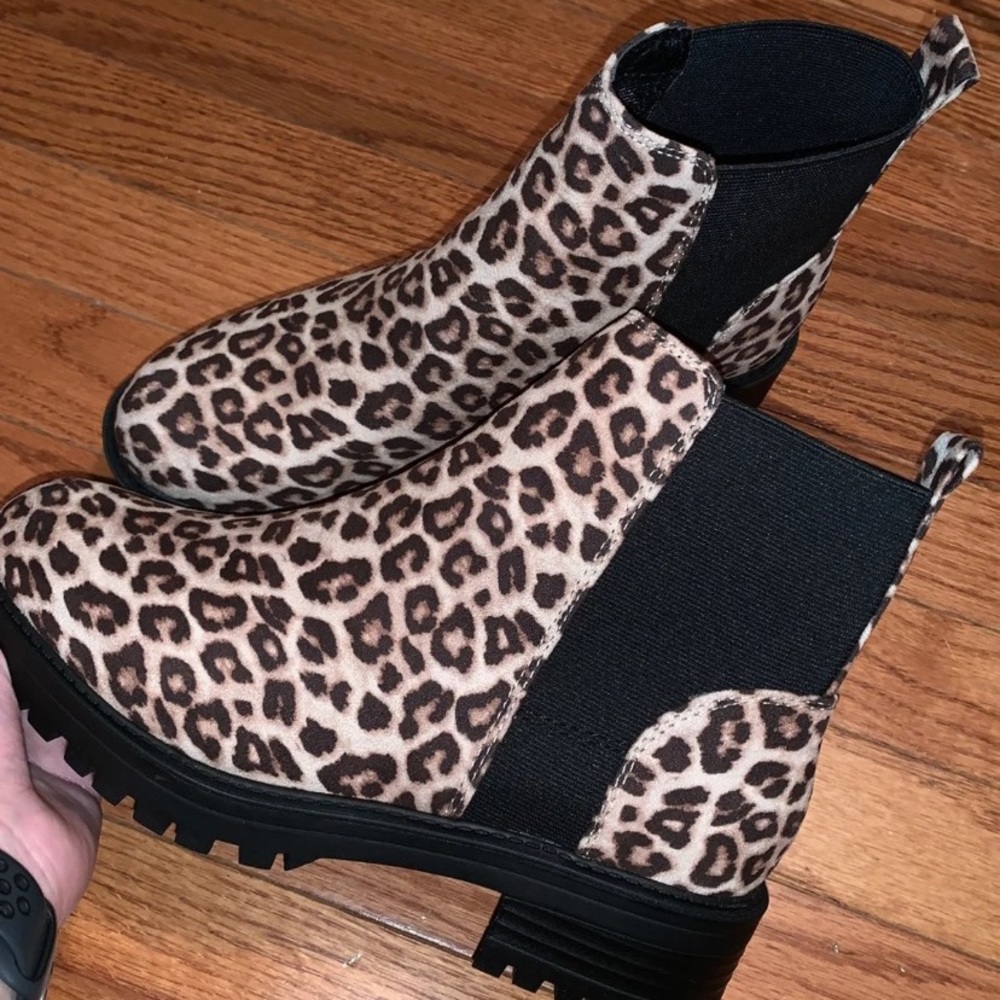 Super cute Ankle Booties in Cheetah print